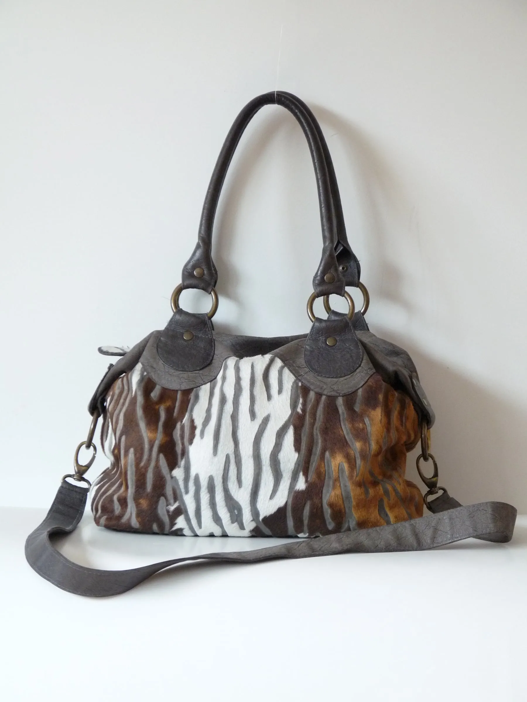 Tas van grijs leer met zebraprint-vacht
