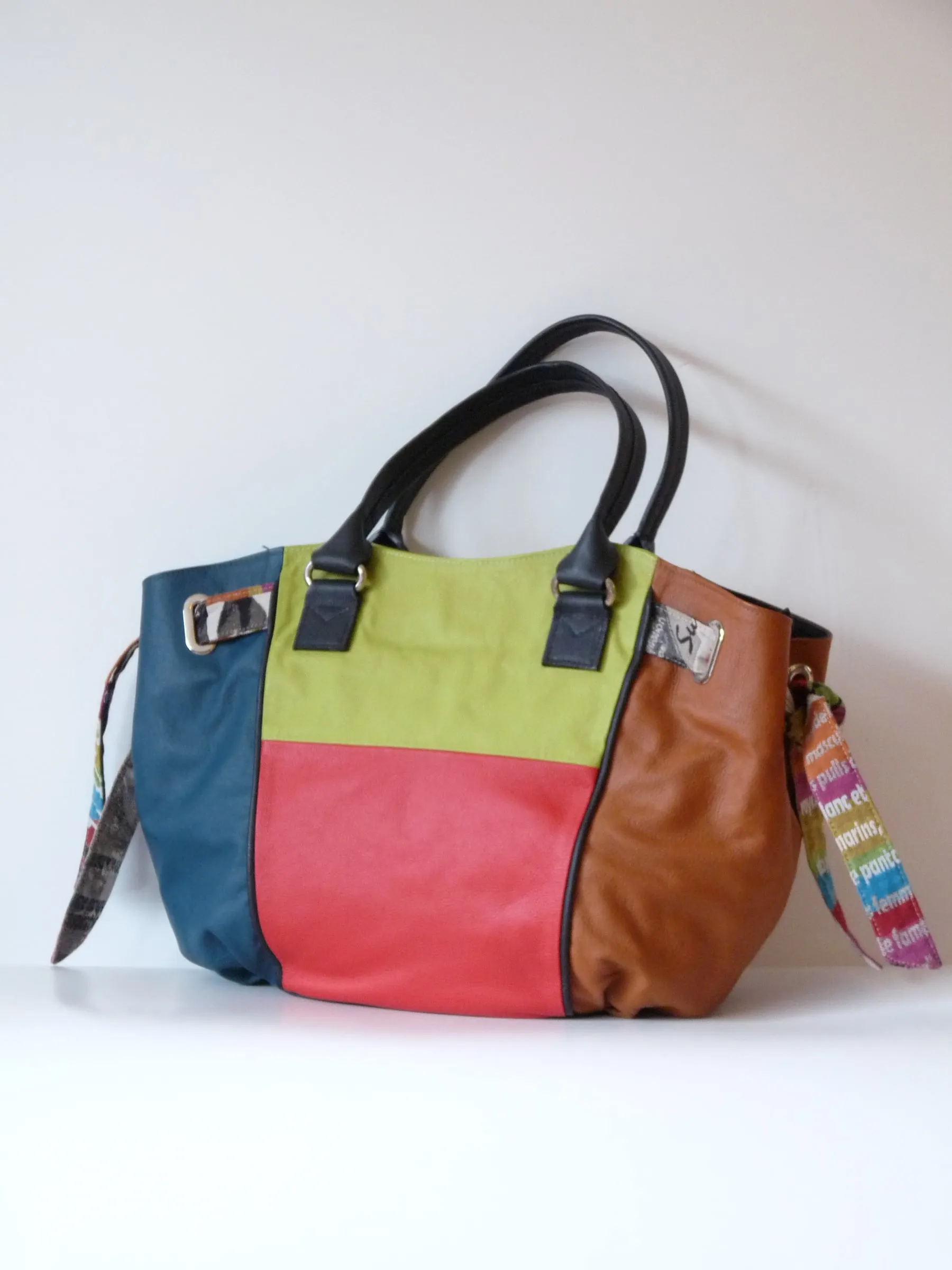 Veelkleurige leren tas in blauw, groen, rood en bruin