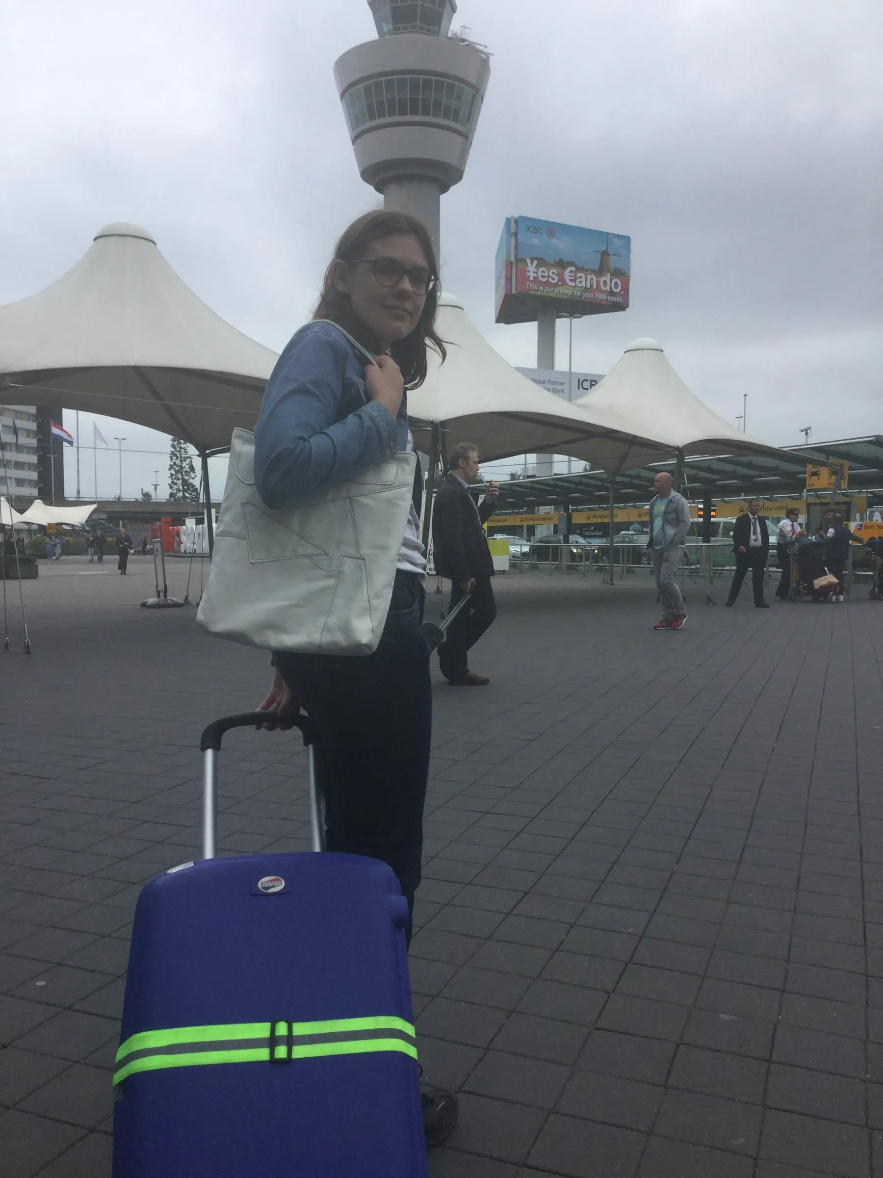 Eline met haar tas