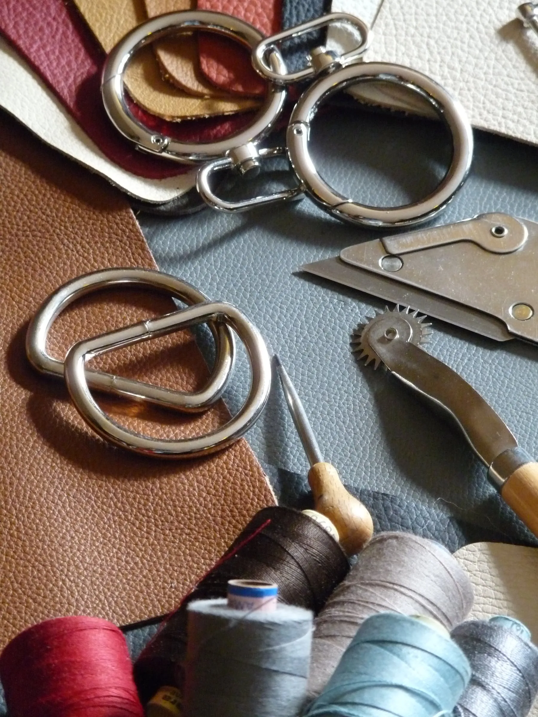 Ringen, garen en leer op de werktafel