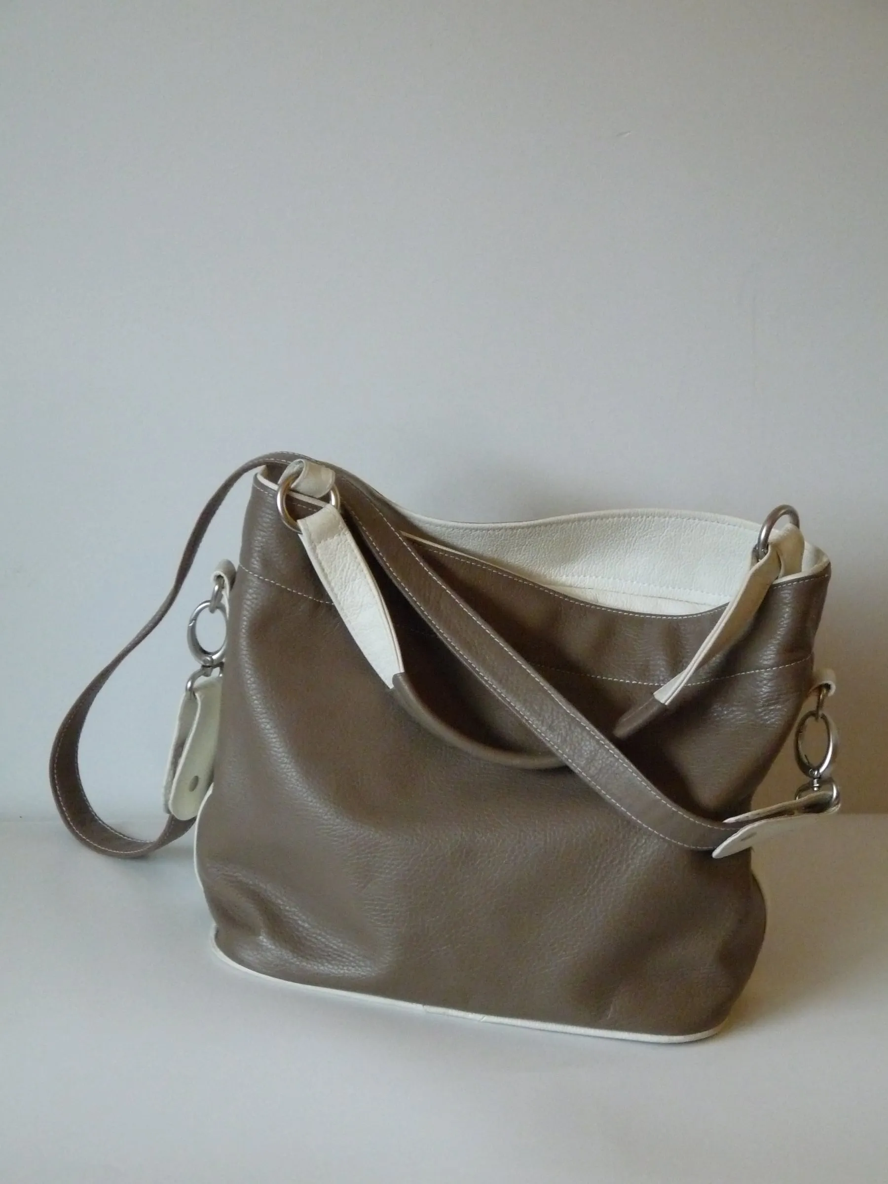 Taupe leren buckettas met lichte bies