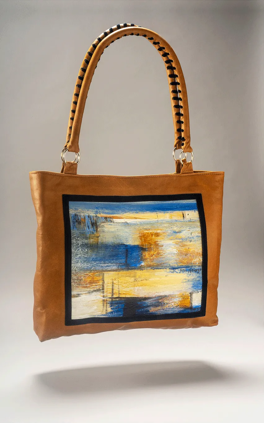 Cognacbruine shopper met een abstract kunstwerk